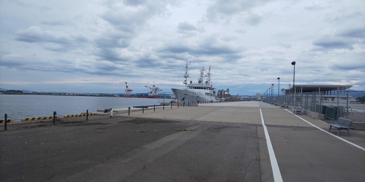 金沢港クルーズターミナル(右の建物)と無量寺ふ頭(左、水産庁の船停泊中