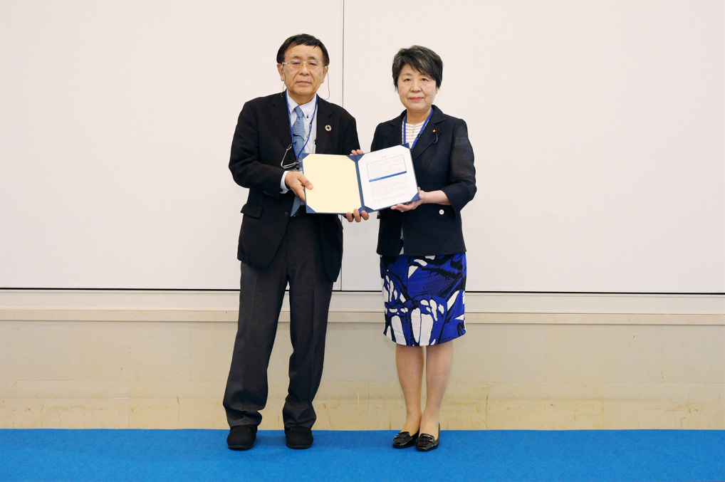 Ms. Yoko Kamikawa, Chairperson of the Suruga Bay Smart Ocean Parliamentary League / Takashi Gojobori,Director-in-General of MaOI